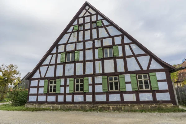 Bad Windsheim, Deutschland - 16. Oktober 2019: Blick aus einem Fachwerkhaus in einem deutschen Dorf. — Stockfoto