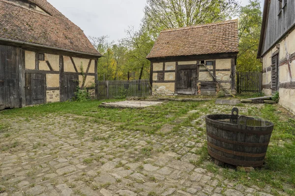 Bad Windsheim, Germania - 16 Ottobre 2019: Vista da una casa a graticcio in un villaggio tedesco . — Foto Stock