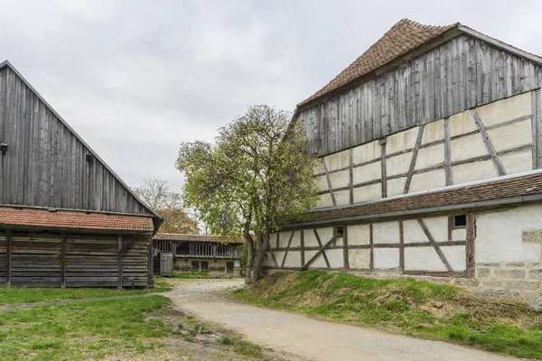 Bad Windsheim, Deutschland - 16. Oktober 2019: Blick aus einem Fachwerkhaus in einem deutschen Dorf. — Stockfoto