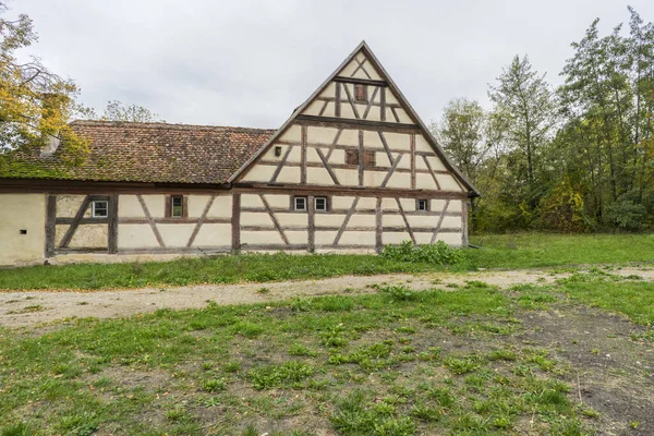 Bad Windsheim, Almanya - 16 Ekim 2019: Bir Alman köyünde yarım keresteli bir evden görüntü.