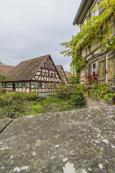 Bad Windsheim, Deutschland - 16. Oktober 2019: Blick aus einem Fachwerkhaus in einem deutschen Dorf. — Stockfoto