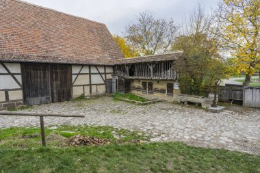 Bad Windsheim, Almanya - 16 Ekim 2019: Bir Alman köyünde yarım keresteli bir evden görüntü.