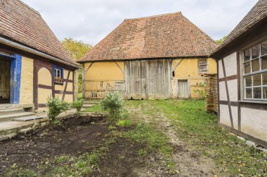 Bad Windsheim, Almanya - 16 Ekim 2019: Bir Alman köyünde yarım keresteli bir evden görüntü.