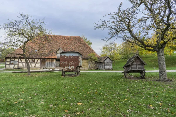 Bad Windsheim, Deutschland - 16. Oktober 2019: Blick aus einem Fachwerkhaus in einem deutschen Dorf. — Stockfoto