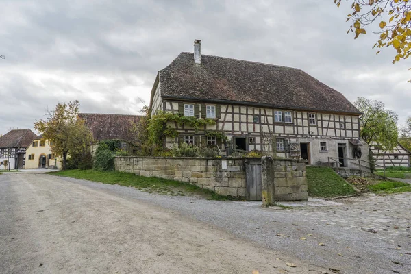 Bad Windsheim, Deutschland - 16. Oktober 2019: Blick aus einem Fachwerkhaus in einem deutschen Dorf. — Stockfoto