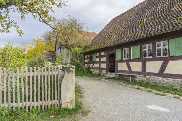 Bad Windsheim, Almanya - 16 Ekim 2019: Bir Alman köyünde yarım keresteli bir evden görüntü. — Stok fotoğraf