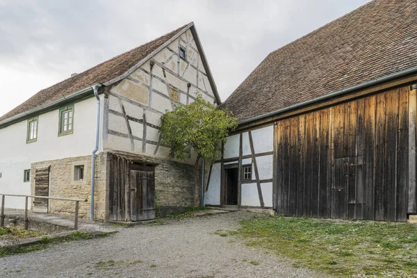 Bad Windsheim, Deutschland - 16. Oktober 2019: Blick aus einem Fachwerkhaus in einem deutschen Dorf. — Stockfoto