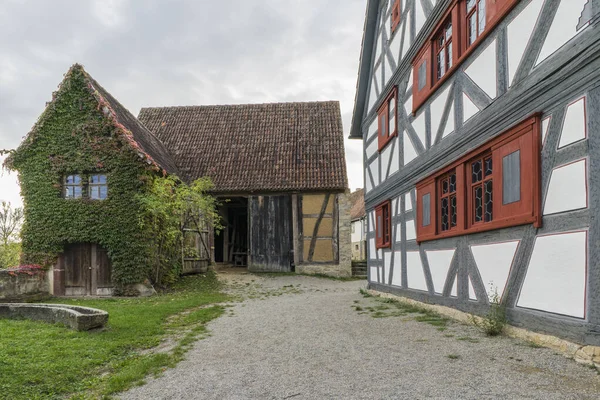 Bad Windsheim, Niemcy - 16 października 2019: Widok z domu z muru pruskiego w niemieckiej wiosce. — Zdjęcie stockowe