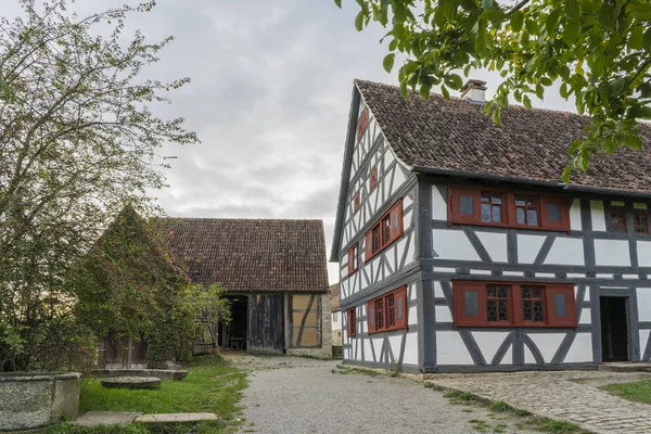 Bad Windsheim, Deutschland - 16. Oktober 2019: Blick aus einem Fachwerkhaus in einem deutschen Dorf. — Stockfoto