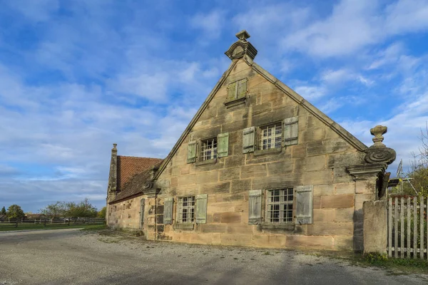 Bad Windsheim, Tyskland - 16 oktober 2019: Utsikt från ett korsvirkeshus i en tysk by. — Stockfoto