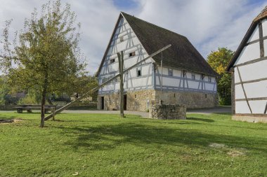 Schwaebisch Malikanesi, Wackershofen, Almanya - 15 Ekim 2019: Alman köyündeki yarım keresteli bir evden görüş