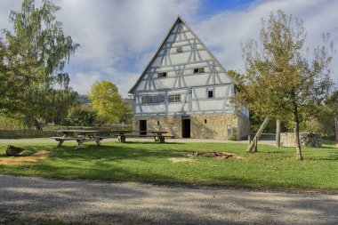Schwaebisch Malikanesi, Wackershofen, Almanya - 15 Ekim 2019: Alman köyündeki yarım keresteli bir evden görüş