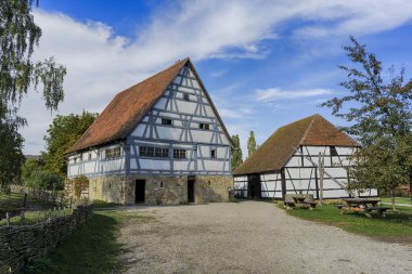 Schwaebisch Malikanesi, Wackershofen, Almanya - 15 Ekim 2019: Alman köyündeki yarım keresteli bir evden görüş