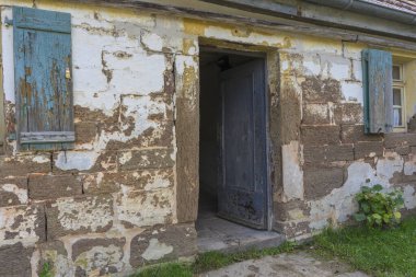 Schwaebisch Malikanesi, Wackershofen, Almanya - 15 Ekim 2019: Alman köyündeki yarım keresteli bir evden görüş