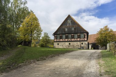Schwaebisch Malikanesi, Wackershofen, Almanya - 15 Ekim 2019: Alman köyündeki yarım keresteli bir evden görüş