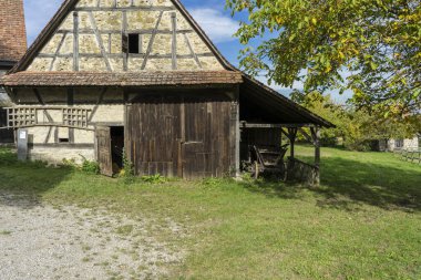 Schwaebisch Malikanesi, Wackershofen, Almanya - 15 Ekim 2019: Alman köyündeki yarım keresteli bir evden görüş