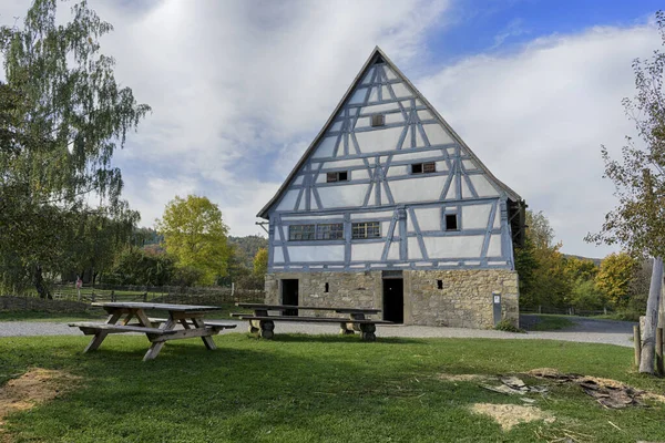 Schwaebisch Malikanesi, Wackershofen, Almanya - 15 Ekim 2019: Alman köyündeki yarım keresteli bir evden görüş — Stok fotoğraf