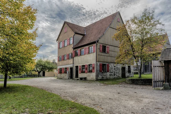 Schwaebisch Hall, Wackershofen, Németország - 2019. október 15.: Kilátás félgerendás házra egy német faluban — Stock Fotó