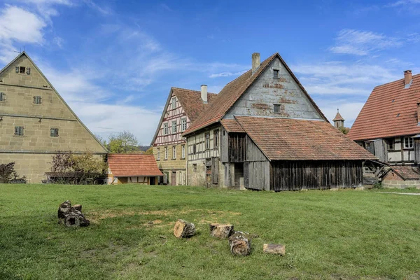 Schwaebisch Hall, Wackershofen, Germania - 15 Ottobre 2019: Vista da una casa a graticcio in un villaggio tedesco — Foto Stock