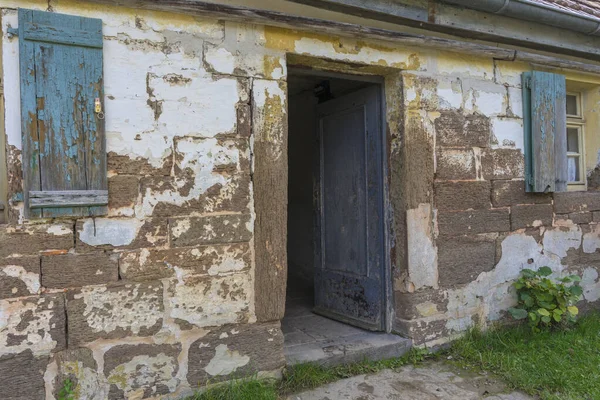 Schwaebisch Malikanesi, Wackershofen, Almanya - 15 Ekim 2019: Alman köyündeki yarım keresteli bir evden görüş