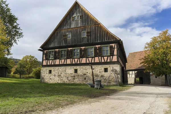 Schwäbisch Hall, wackershofen - 15. Oktober 2019: Blick aus einem Fachwerkhaus in einem deutschen Dorf — Stockfoto