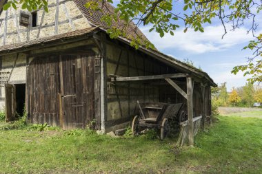 Schwaebisch Malikanesi, Wackershofen, Almanya - 15 Ekim 2019: Alman köyündeki yarım keresteli bir evden görüş
