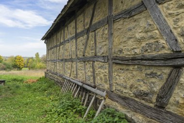 Schwaebisch Malikanesi, Wackershofen, Almanya - 15 Ekim 2019: Alman köyündeki yarım keresteli bir evden görüş