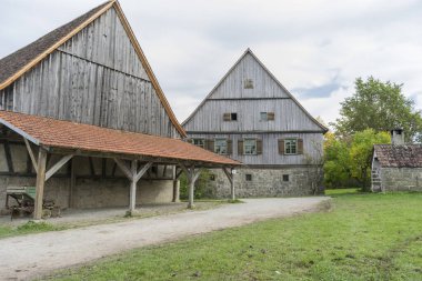 Schwaebisch Malikanesi, Wackershofen, Almanya - 15 Ekim 2019: Alman köyündeki yarım keresteli bir evden görüş