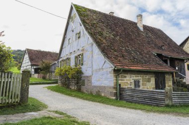 Schwaebisch Malikanesi, Wackershofen, Almanya - 15 Ekim 2019: Alman köyündeki yarım keresteli bir evden görüş