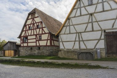 Schwaebisch Malikanesi, Wackershofen, Almanya - 15 Ekim 2019: Alman köyündeki yarım keresteli bir evden görüş