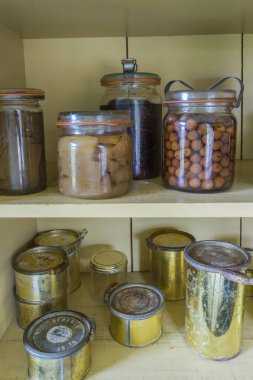 Schwaebisch Malikanesi, Wackershofen, Almanya - 15 Ekim 2019: Konserve sebze ve konserve ile köylü kiler raflarına bakın