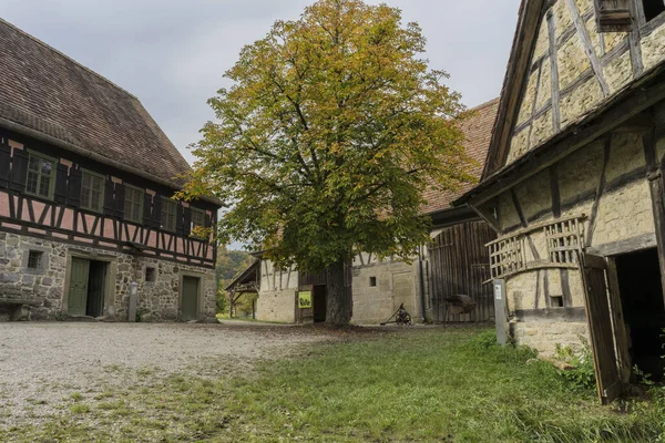 Schwaebisch Hall, Wackershofen, Alemania - 15 de octubre de 2019: Vista desde una casa de entramado de madera en un pueblo alemán —  Fotos de Stock