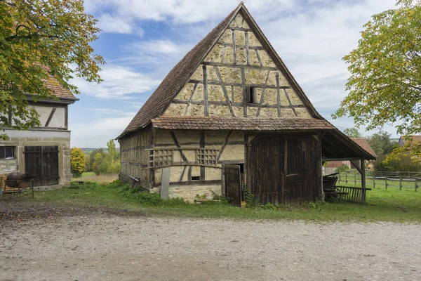 Schwäbisch Hall, wackershofen - 15. Oktober 2019: Blick aus einem Fachwerkhaus in einem deutschen Dorf — Stockfoto