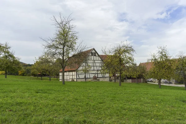 Schwäbisch Hall, wackershofen - 15. Oktober 2019: Blick aus einem Fachwerkhaus in einem deutschen Dorf — Stockfoto