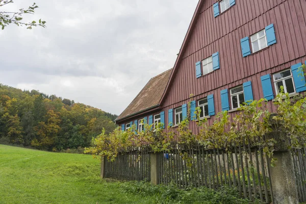 Schwaebisch Hall, Wackershofen, Tyskland - 15 oktober 2019: Utsikt från ett korsvirkeshus i en tysk by — Stockfoto