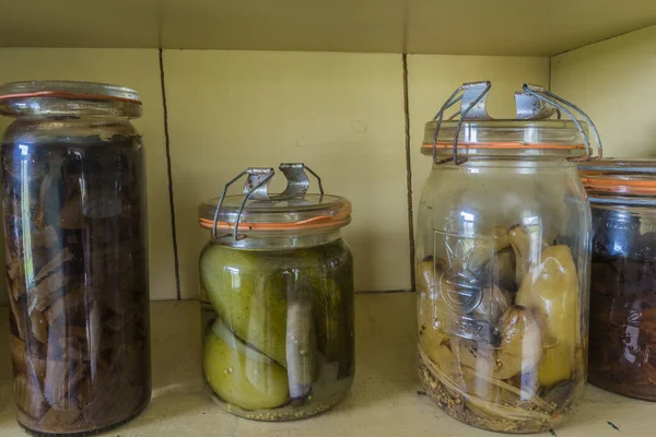 Schwaebisch Hall, Wackershofen, Germany - 15 October 2019: View into the peasant cellar shelves with canning vegetables and preserves — Stock Photo, Image