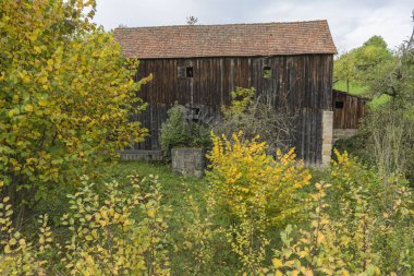 Schwaebisch Malikanesi, Wackershofen, Almanya - 15 Ekim 2019: Alman köyündeki yarım keresteli bir evden görüş