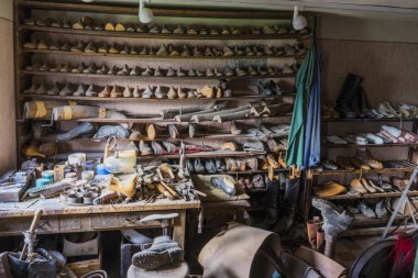 Schwaebisch Hall, Wackershofen, Almanya - 15 Ekim 2019: Birçok eski ayakkabı ve alet edevat salonu, Wackershofen, Almanya - 15 Ekim 2019: Bir ayakkabıcıya bakın