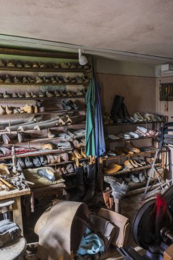 Schwaebisch Hall, Wackershofen, Almanya - 15 Ekim 2019: Birçok eski ayakkabı ve alet edevat salonu, Wackershofen, Almanya - 15 Ekim 2019: Bir ayakkabıcıya bakın