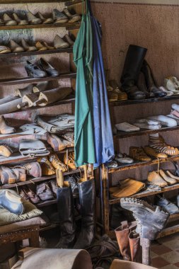 Schwaebisch Hall, Wackershofen, Almanya - 15 Ekim 2019: Birçok eski ayakkabı ve alet edevat salonu, Wackershofen, Almanya - 15 Ekim 2019: Bir ayakkabıcıya bakın