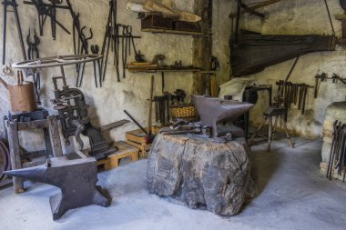 Schwaebisch Hall, Wackershofen, Almanya - 15 Ekim 2019: Demirci atölyesinde birçok eski aletle birlikte görüş