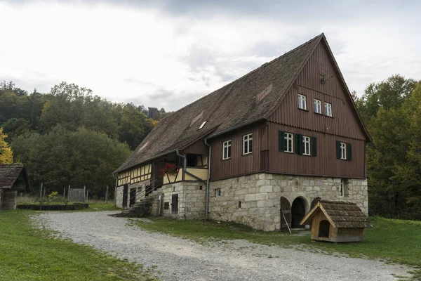 Фебби-Холл, Вакерсхоф, Германия - 15 октября 2019 года: вид из полудеревянного дома в немецкой деревне — стоковое фото