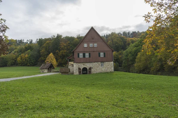 Schwaebisch Hall, Wackershofen, Alemanha - 15 de outubro de 2019: Vista de uma casa de meia madeira em uma aldeia alemã — Fotografia de Stock