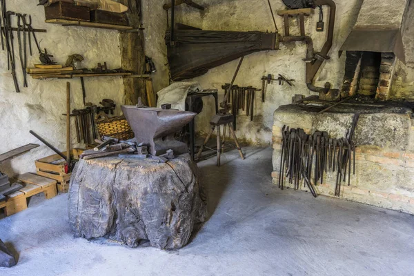 Schwaebisch Hall, Wackershofen, Almanya - 15 Ekim 2019: Demirci atölyesinde birçok eski aletle birlikte görüş