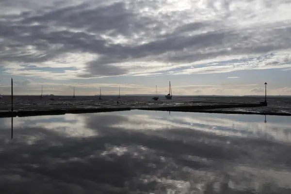 Reflexões em Leigh-on-Sea, Essex, Inglaterra — Fotografia de Stock