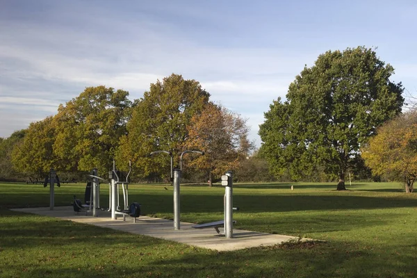 Equipamentos de ginástica em Wickford Memorial Park, Essex, Inglaterra — Fotografia de Stock