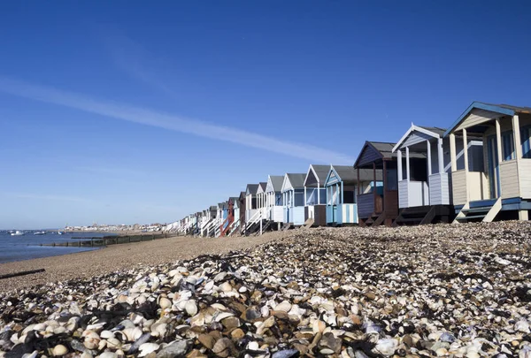 Καλύβες παραλία στον όρμο Thorpe, Essex, Αγγλία — Φωτογραφία Αρχείου