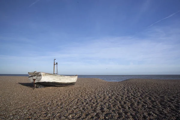 Balıkçı teknesi Aldeburgh plajda, Suffolk, İngiltere