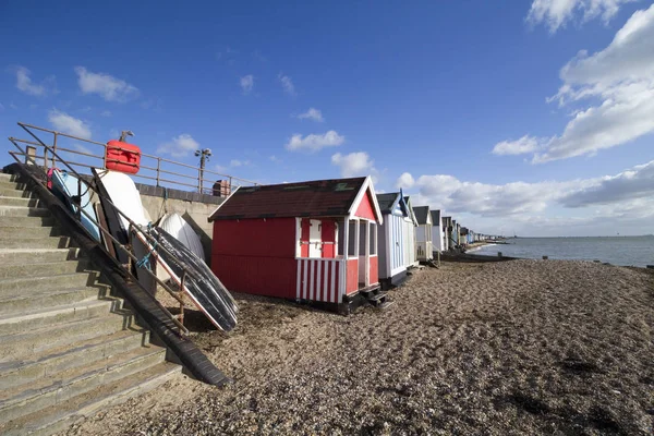 Łodzie i kosze plażowe na plaży w zatoce Thorpe, Essex, England — Zdjęcie stockowe