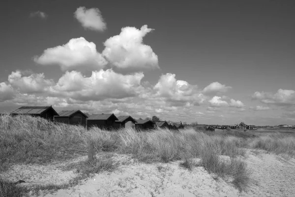 Plážové chatky na walberswick, suffolk, Anglie — Stock fotografie
